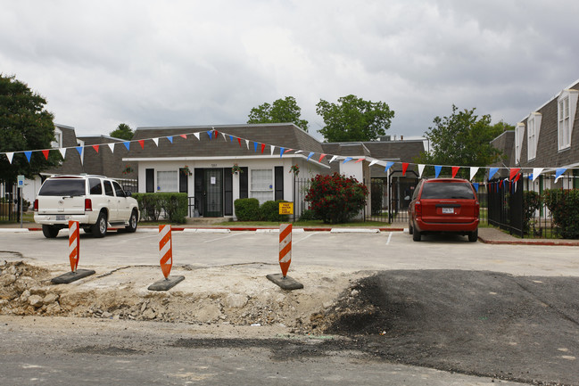 Marbach Manor in San Antonio, TX - Building Photo - Building Photo