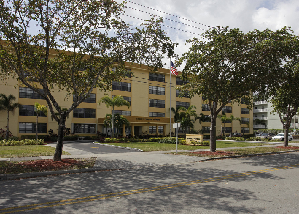 Robert Forcum Towers in Hialeah, FL - Foto de edificio