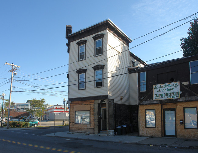 108 Cross St in Methuen, MA - Foto de edificio - Building Photo