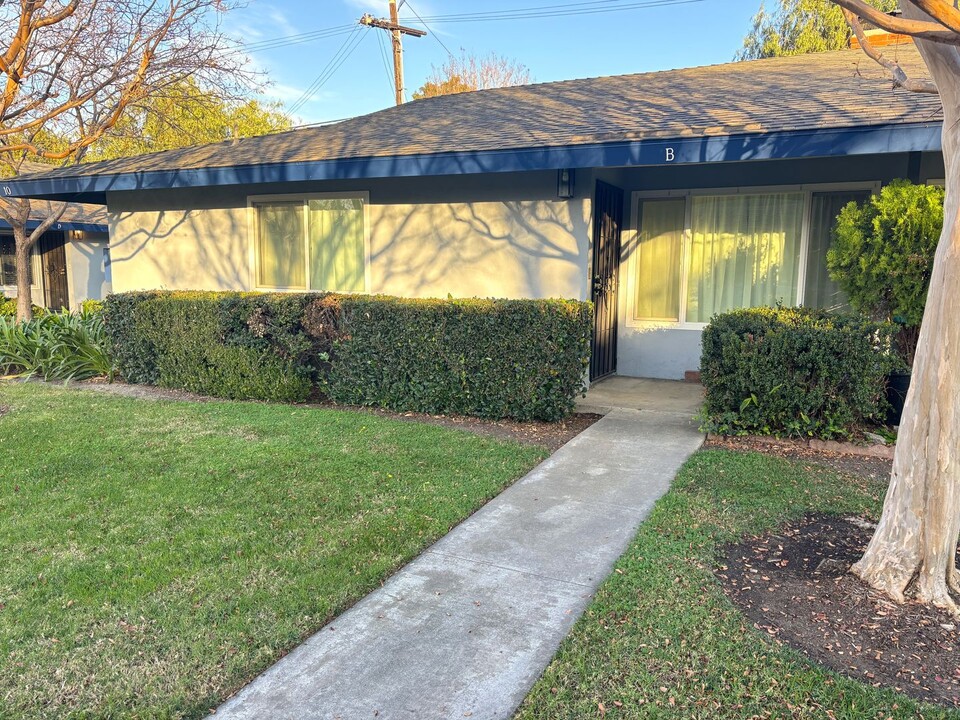 1107 W Memory Ln in Santa Ana, CA - Building Photo