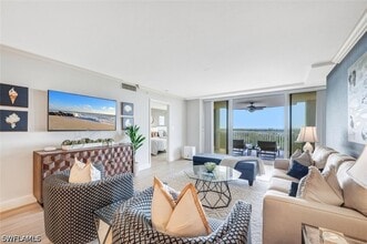 6849 Grenadier Blvd in Naples, FL - Foto de edificio - Building Photo
