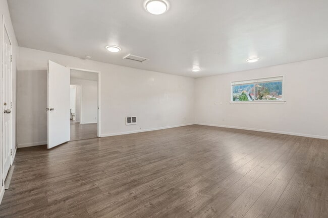 1037 SW Cascade Ave in Chehalis, WA - Building Photo - Building Photo