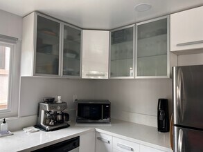 11627 Chenault St, Unit 2 in Los Angeles, CA - Foto de edificio - Building Photo