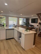 10233 NW 52nd Ln in Doral, FL - Foto de edificio - Building Photo