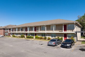 Meadowbrook Apartments in Baton Rouge, LA - Building Photo - Primary Photo