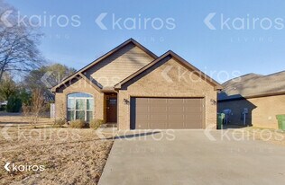 101 Lyn Ln in Tuscumbia, AL - Building Photo