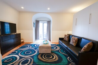 2 Harvard Sq, Unit 2 in Brookline, MA - Foto de edificio - Building Photo