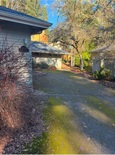 5090 Mahalo Dr, Unit 5090 Mahalo Drive2 in Eugene, OR - Building Photo - Building Photo