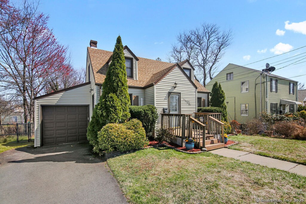 594 Quaker Ln S in West Hartford, CT - Building Photo