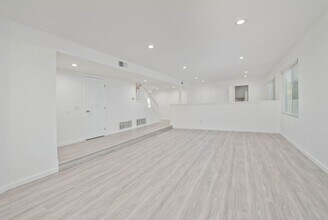 20227 Elkwood St in Los Angeles, CA - Building Photo - Building Photo