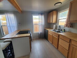 137 NE Flagg St in Roseburg, OR - Building Photo - Building Photo