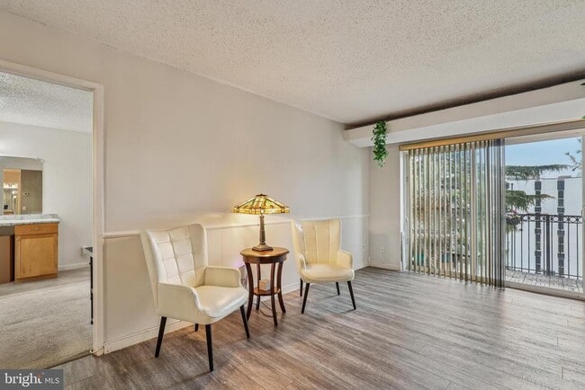 60 S Van Dorn St in Alexandria, VA - Foto de edificio - Building Photo