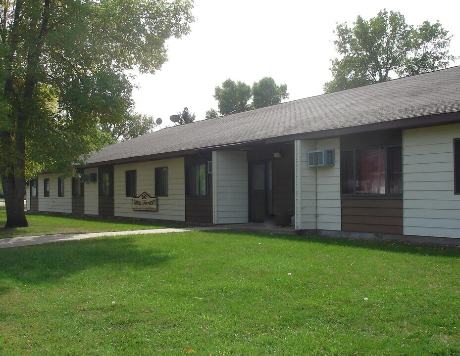 520 St Johns St in Morgan, MN - Foto de edificio