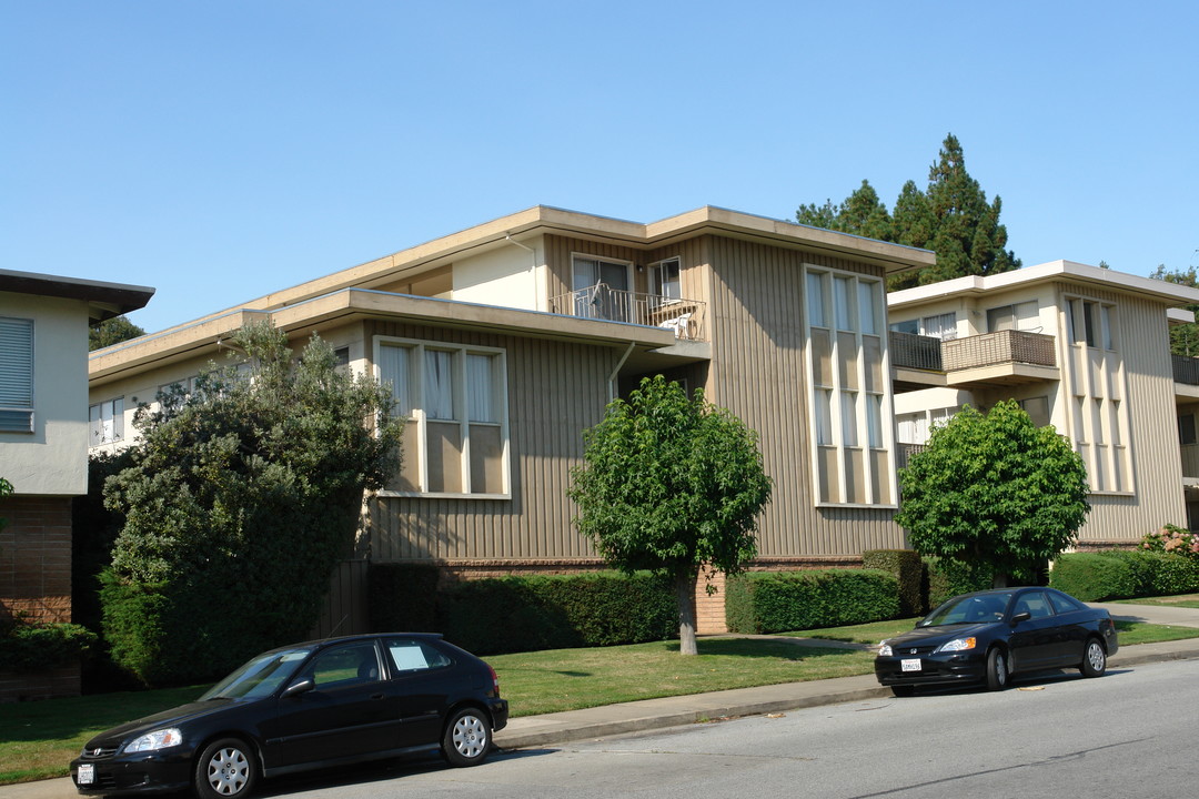 121 S Magnolia Ave in Millbrae, CA - Building Photo