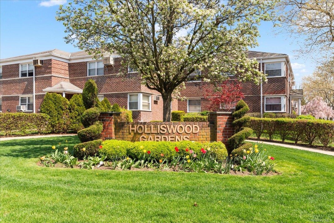 196-36 Pompeii Ave in Queens, NY - Building Photo