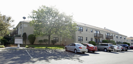 Hillcrest Point Apartments in Spring Valley, NY - Building Photo - Building Photo