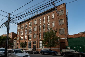 657 Morgan Ave in Brooklyn, NY - Building Photo - Building Photo