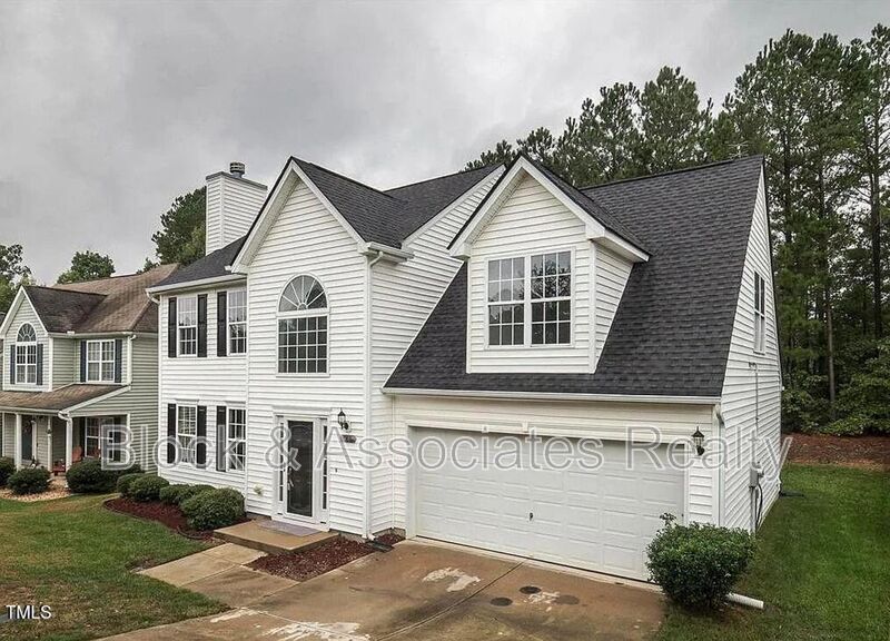 701 Holly Thorn Trace in Holly Springs, NC - Building Photo