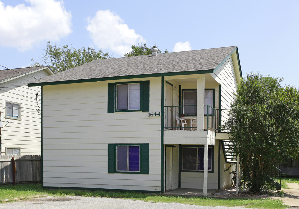 1644 Old Post Rd in San Marcos, TX - Building Photo