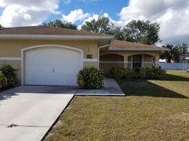 525-529 Glendale Ave in Lehigh Acres, FL - Building Photo