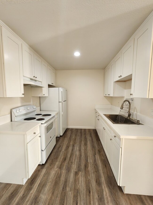 3758 Beyer Blvd in San Diego, CA - Building Photo - Building Photo