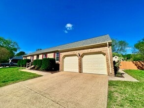 2189 Hedgelawn Way in Virginia Beach, VA - Building Photo - Building Photo