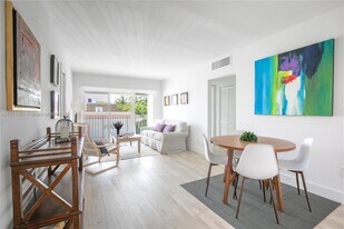 290 Sunrise Dr in Key Biscayne, FL - Building Photo