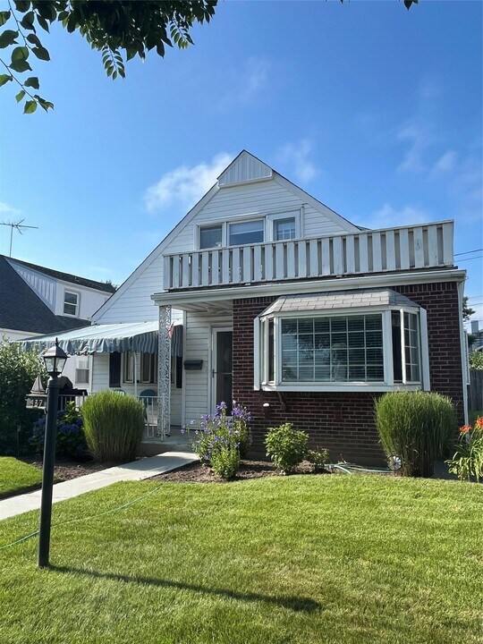 437 W Park Ave in Long Beach, NY - Building Photo