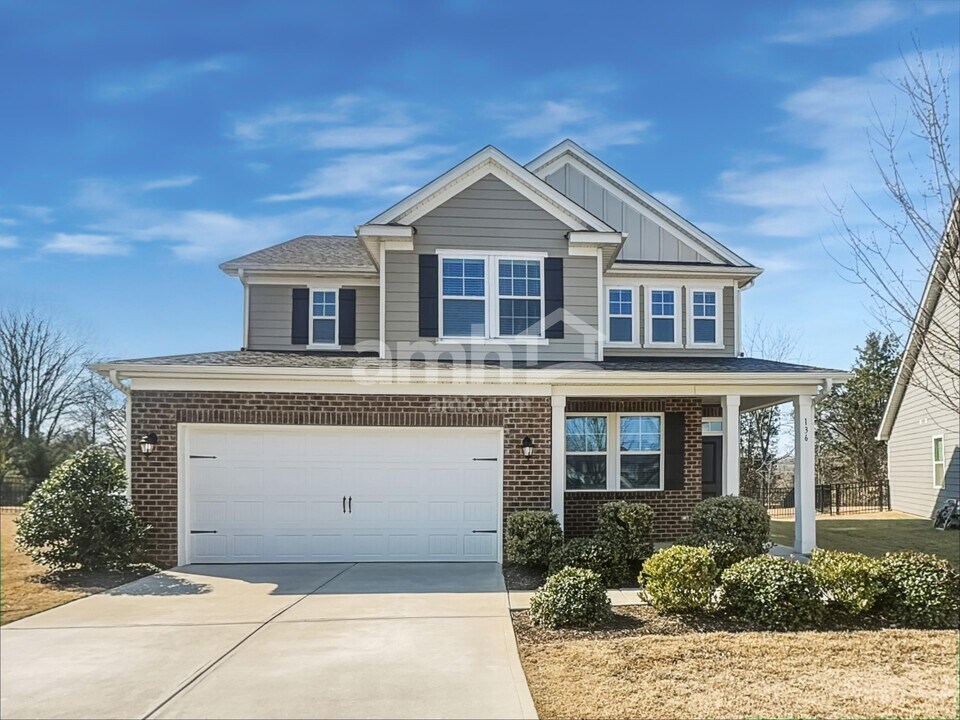 136 Hamilton Park Dr in Mooresville, NC - Foto de edificio