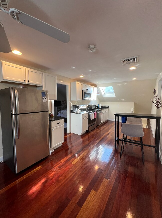 14 Duval St, Unit 4 in Boston, MA - Foto de edificio - Building Photo