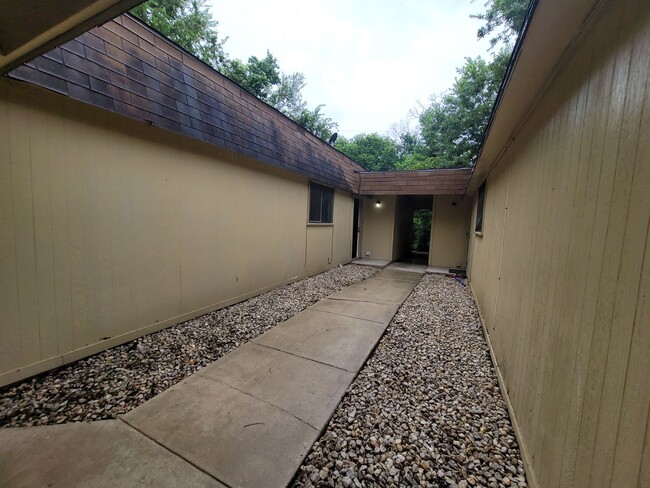 5827-5829 Sundance Ln in San Antonio, TX - Building Photo - Building Photo