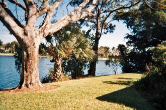 4305 Island Cir in Ft. Myers, FL - Foto de edificio - Building Photo