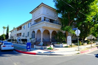 The Yarmouth Apartments in Tarzana, CA - Building Photo - Building Photo