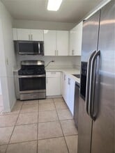 6900 N Kendall Dr in Pinecrest, FL - Building Photo - Building Photo