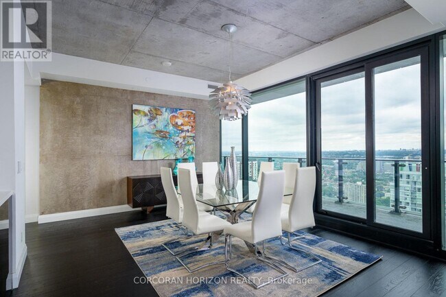 224 King St W in Toronto, ON - Building Photo - Building Photo