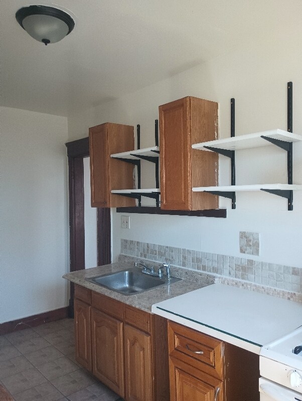 33 Elmwood Ave-Unit -2nd in Waterbury, CT - Building Photo - Building Photo