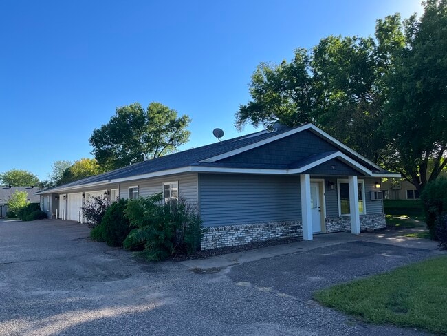 1908 2nd Ave NE, Unit 2 and 3 in Menomonie, WI - Foto de edificio - Building Photo