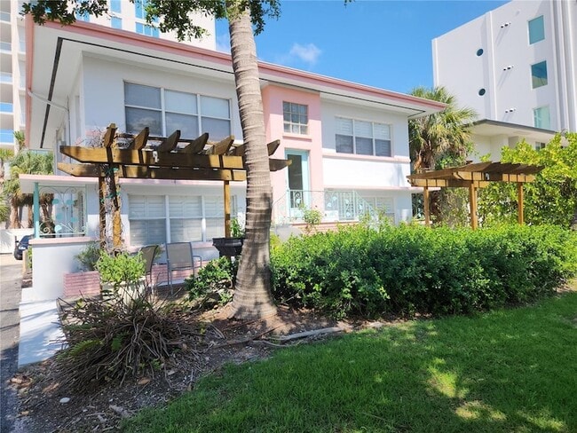 565 Golden Gate Point, Unit 1 in Sarasota, FL - Building Photo - Building Photo