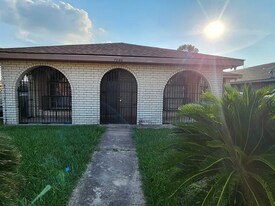 7040 Bunker Hill Rd in New Orleans, LA - Building Photo