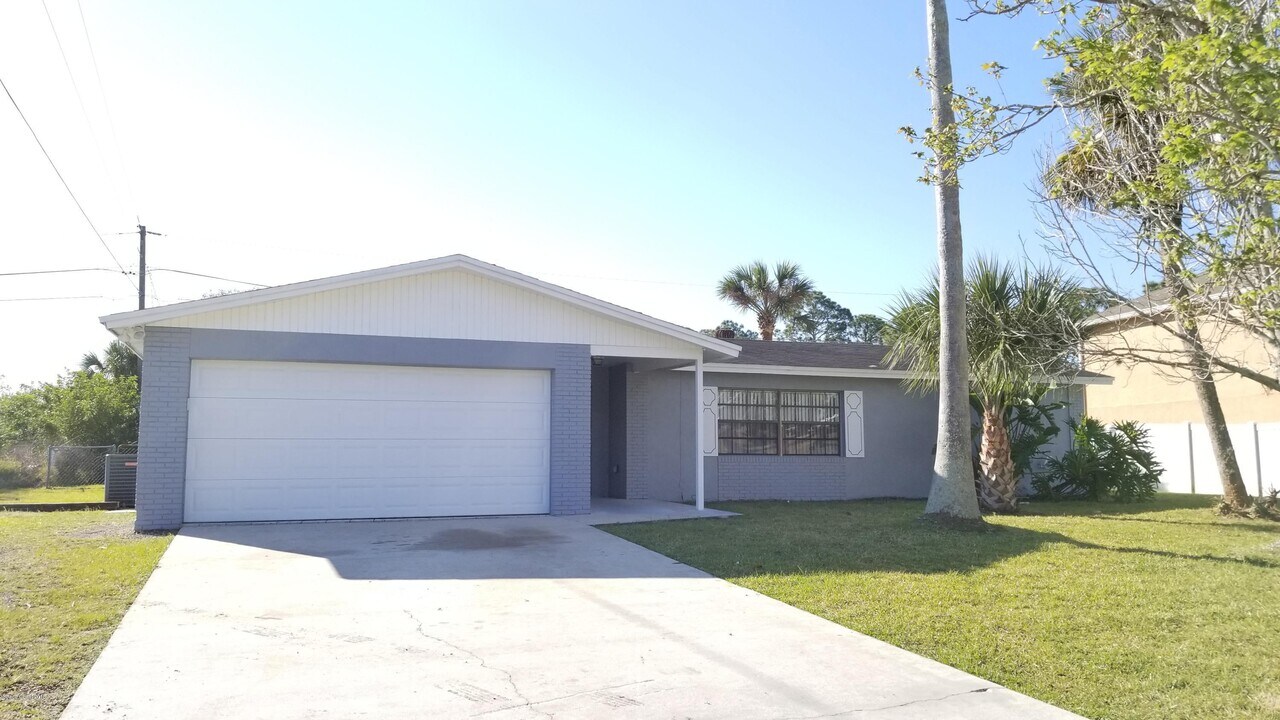 682 Americana Blvd NE in Palm Bay, FL - Building Photo