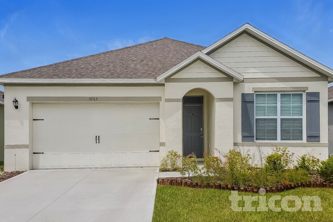 5765 Arlington River Dr. in Lakeland, FL - Building Photo