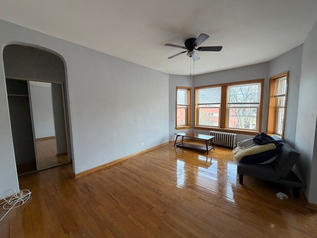 6956 N Ashland Ave, Unit 302 in Chicago, IL - Building Photo - Building Photo