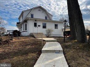 222 Berlin Rd N in Lindenwold, NJ - Foto de edificio - Building Photo