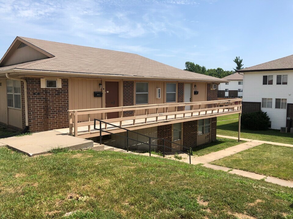 Parkway Village Apartments in Maryville, MO - Building Photo