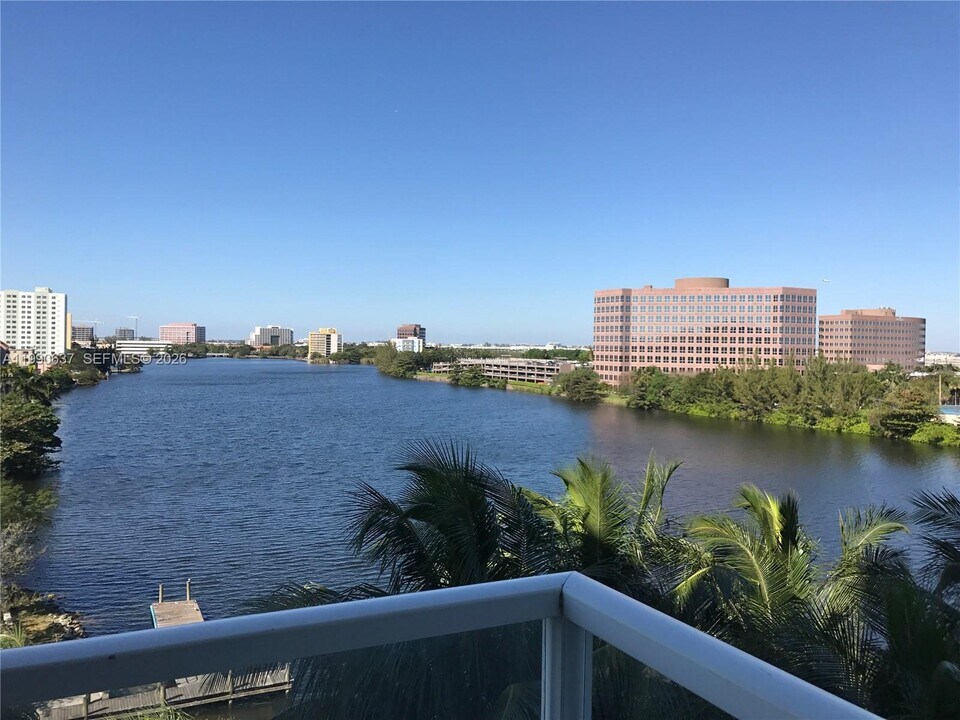 5099 NW 7th St in Miami, FL - Building Photo