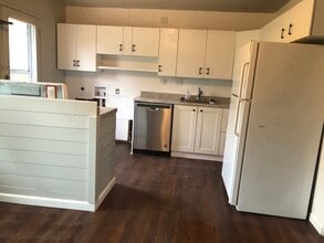 1824 Miller Dr in Lawrence, KS - Foto de edificio - Building Photo