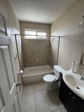 5401 W Olympic Blvd, Unit 1 in Los Angeles, CA - Building Photo - Building Photo