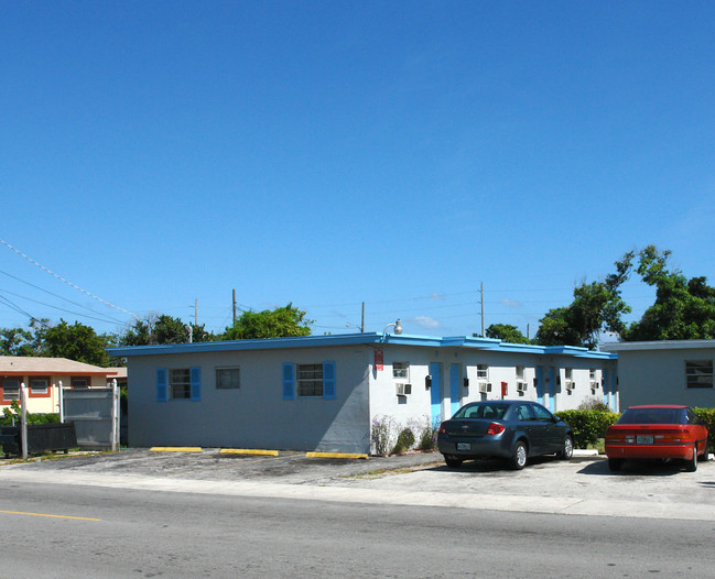 Llerena Gardens in Hallandale Beach, FL - Foto de edificio - Building Photo