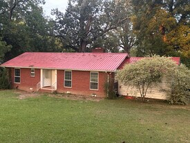 608 5th St in Baldwyn, MS - Building Photo