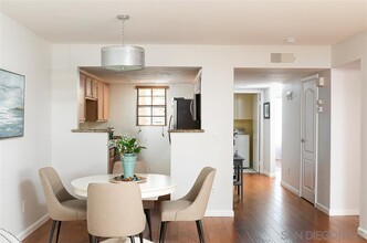 12051 Alta Carmel Ct, Unit 201 in San Diego, CA - Foto de edificio - Building Photo